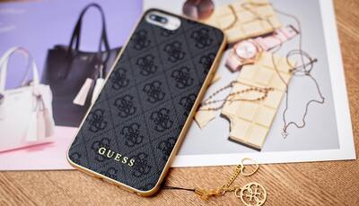 Etui iPhone XR z zawieszką Guess 4G Charms Collection