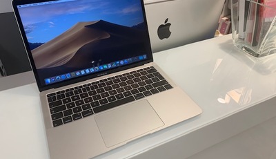 Nowy Apple Macbook Air idealny na prezent.