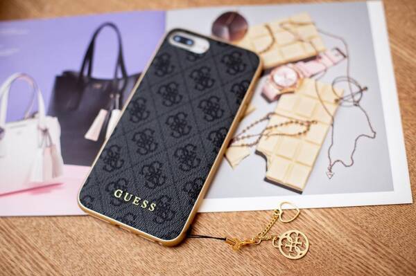 Etui iPhone XR z zawieszką Guess 4G Charms Collection