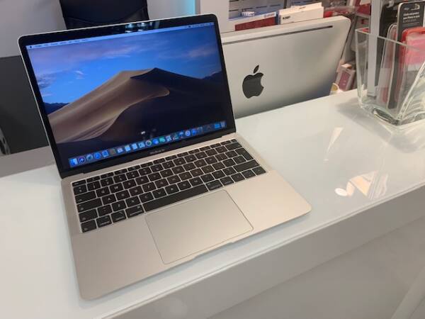 Nowy Apple Macbook Air idealny na prezent.