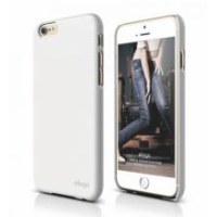 Białe etui Elago Slim Fit 2 do iPhone 6/6S ukazane z tyłu oraz nałożone na telefon z wyświetlaczem prezentującym postać w jeansach i logo marki Elago.