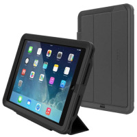 Czarne etui LifeProof do iPad Air w pozycji stojącej z widocznym ekranem tabletu oraz złożona nakładka ochronna z logo producenta w tle na białym tle.