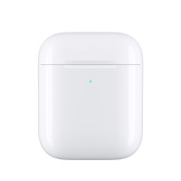 Białe etui ładujące Apple do słuchawek AirPods z zamkniętą pokrywą, widoczną szczeliną na zawias oraz świecącą na zielono diodą LED na przednim panelu.