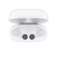 Otwarte białe etui ładujące Apple do słuchawek AirPods z widocznymi dwoma wgłębieniami na słuchawki oraz stykami zasilającymi wewnątrz komory.