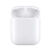 Otwarte białe etui ładujące Apple do słuchawek AirPods z widocznymi pustymi gniazdami na słuchawki oraz małą diodą LED na przedniej części obudowy.