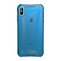 Niebieskie przeźroczyste etui UAG Plyo na iPhone Xs Max z widoczną wyspą aparatów, logo Apple na obudowie telefonu oraz logotypem marki UAG u dołu plecków.