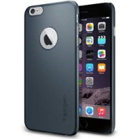 Grafitowe etui Spigen Thin Fit do iPhone 6/6s Plus w widoku izometrycznym, prezentujące smukłą konstrukcję z wycięciem na logo Apple i wyspę aparatów.