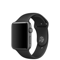 Czarna silikonowa opaska Tech-Protect do Apple Watch, widoczna na zegarku z boku z wyraźnym przyciskiem funkcyjnym i pokrętłem Digital Crown na kopercie.