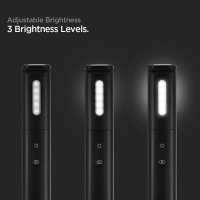 Trzy czarne selfie sticki Spigen S550W LED ustawione obok siebie, prezentujące trzy poziomy jasności wbudowanej lampy. Napis: Adjustable Brightness 3