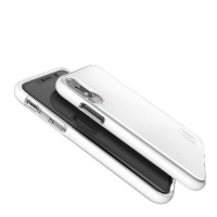 Białe etui Gear4 Battersea do iPhone XR z prążkowaną fakturą na pleckach, ukazane w rzucie izometrycznym z widocznym wycięciem na wyspę aparatów.