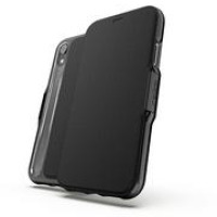 Czarne etui Gear4 Oxford Leather do iPhone X/Xs w widoku izometrycznym. Eleganckie, smukłe wykończenie z widoczną fakturą skóry i przezroczystymi krawędziami.