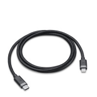 Czarny przewód Mophie USB-C do Lightning o długości 1 metra w oplocie, z widocznymi wtykami z logotypem marki na końcach, ułożony w kształt okręgu.