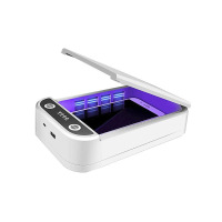 Sterylizator stacjonarny UVC Sterilizer z otwartą pokrywą, wewnątrz którego znajduje się smartfon Apple iPhone, oświetlony fioletowym światłem dezynfekującym.
