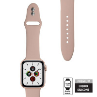 Piaskowy pasek Crong Liquid Band do Apple Watch 44/45/49 mm z widocznym zapięciem typu pin oraz zegarkiem Apple Watch z tarczą pokazującą wtorek 10.