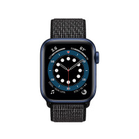 Apple Watch z niebieską kopertą i czarnym paskiem sportowym Crong Reflex Band, widoczna tarcza zegarka z aktywnymi widżetami, godziną i odtwarzanym utworem.