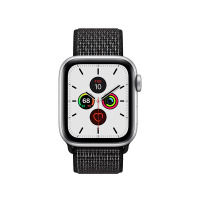 Srebrny Apple Watch z czarnym paskiem sportowym Crong Reflex Band, widok od frontu na tarczę zegarka z aktywnymi tarczami informacyjnymi i datą wtorek 10.