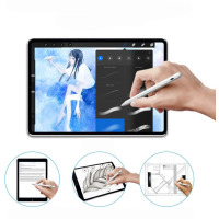 Biały rysik Tech-Protect Digital Stylus Pen używany do rysowania na tablecie Apple iPad, z trzema dodatkowymi ujęciami pokazującymi pisanie i projektowanie.