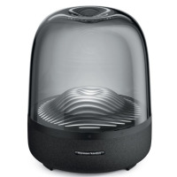 Czarny głośnik Harman Kardon Aura Studio 3 o charakterystycznym, przezroczystym kloszu z podświetlanym, falistym wnętrzem i panelem sterowania na obudowie.