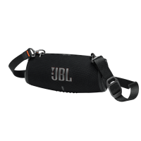 Czarny głośnik JBL Xtreme 3 z logotypem marki na froncie, wyposażony w regulowany pasek na ramię z metalowymi klamrami, ujęty w perspektywie półprofilu.