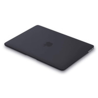 Czarne etui Tech-Protect SmartShell na zamkniętym laptopie Apple MacBook Air 13, widok z góry pod kątem ukazujący matową powierzchnię z logo producenta.