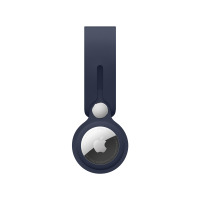 Pasek do Apple AirTag w kolorze głębokiego granatu z metalowym zapięciem, ukazujący umieszczony wewnątrz lokalizator z widocznym logo Apple i napisami.