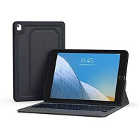 Czarne etui z klawiaturą Zagg Rugged Messenger do iPada, ustawione w pozycji stojącej obok tabletu z widocznym ekranem startowym i datą 12 grudnia.