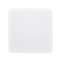 Biała ściereczka do czyszczenia Apple o kwadratowym kształcie z delikatnie zaokrąglonymi rogami oraz subtelnie wytłoczonym logo Apple w prawym dolnym rogu.