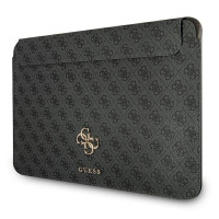 Czarne etui Guess 4G Big Metal Logo do MacBook Air i Pro 13 cali z charakterystycznym złotym emblematem marki na froncie, ujęte pod kątem z boku.