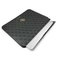 Czarne etui Guess 4G Big Metal Logo do MacBook Air i Pro 13, ozdobione złotym logotypem, częściowo wysunięty srebrny laptop na białym tle.
