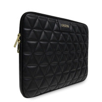 Czarne etui Guess Quilted do MacBooka 13 cali z pikowaną fakturą w trójkąty, złotym logo marki na froncie oraz zapięciem na zamek błyskawiczny.