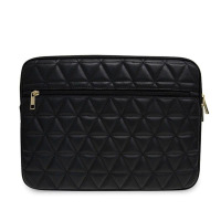 Czarna torba Guess Sleeve do MacBooka 13 z pikowanym wzorem w trójkąty, wyposażona w poziomą kieszeń zamykaną na złoty zamek błyskawiczny na froncie.