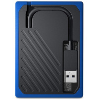 Niebieski dysk zewnętrzny WD My Passport Go SSD z wbudowanym kablem USB w czarnej wnęce obudowy, widoczny od strony spodu z oznaczeniem FC i kodem QR.