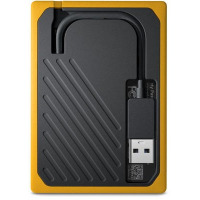 Żółty dysk zewnętrzny WD My Passport Go SSD z wbudowanym kablem USB umieszczonym w specjalnym wyżłobieniu na obudowie, widok od strony spodu urządzenia.