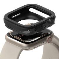 Czarne etui Ringke Air Sports zawieszone nad zegarkiem Apple Watch 45mm w kolorze jasnego złota, ukazujące precyzyjne wycięcia na przyciski i koronkę.