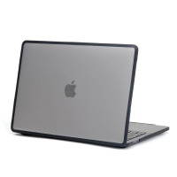 Czarne etui Tech-Protect HardShell na MacBook Pro 14, widok z tyłu na zamkniętą klapę z wycięciem na logo Apple oraz widocznym złączem z boku obudowy.