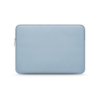Jasnoniebieskie etui Tech-Protect Pureskin do MacBooka Pro i Air 13 o minimalistycznym designie z widocznym suwakiem po lewej stronie na gładkiej powierzchni.