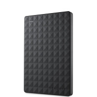 Zewnętrzny dysk Seagate Expansion w czarnej obudowie z geometrycznym, trójkątnym wzorem na powierzchni oraz widocznym logo producenta w prawym dolnym rogu.