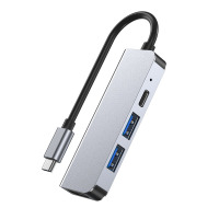 Srebrny adapter Tech-Protect V2 4w1 z kablem USB-C, wyposażony w dwa porty USB-A oraz dodatkowe złącze, ukazany w ujęciu pod kątem na białym tle.