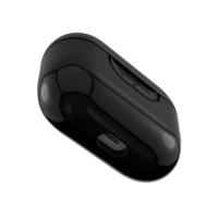 Czarne etui Gear4 Apollo Plus do słuchawek Apple AirPods Pro, widoczne od dołu z wycięciem na port ładowania oraz wytłoczonym logo marki na bocznej ściance.