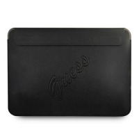 Czarne etui Guess Saffiano Script Sleeve na MacBooka Air lub Pro 13 cali z wytłoczonym, ukośnym napisem Guess na froncie oraz klapką zamykającą.