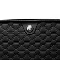 Czarne etui Spigen Rugged Armor Pouch PRO do MacBook Pro 14 z geometrycznym wzorem i centralnie umieszczonym uchwytem na lokalizator Apple AirTag.