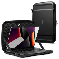 Czarne etui Spigen Rugged Armor Pouch PRO do MacBook Pro 14, z otwartym laptopem wewnątrz oraz zamkniętym pokrowcem z widocznym logo marki w tle.