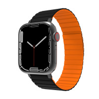Pasek JCPAL FlexForm w kolorze czarno-pomarańczowym założony na Apple Watch z czarną kopertą, widok z profilu prezentujący zapięcie i fakturę akcesorium.