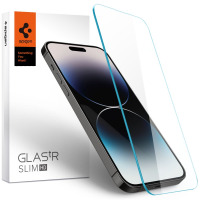 Szkło hartowane Spigen Glastr Slim do iPhone 14 Pro Max obok opakowania z logo producenta i hasłem Something You Want, ukazane pod kątem w perspektywie.