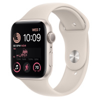 Apple Watch SE 2 44mm w kolorze księżycowej poświaty z dopasowanym paskiem sportowym, widok z boku na tarczę z aktywnym monitorem tętna i godziną 10:09.