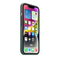 Skórzane etui Apple w kolorze leśnej zieleni na iPhone 14, widok z profilu prezentujący przyciski głośności oraz włączony ekran z interfejsem iOS.