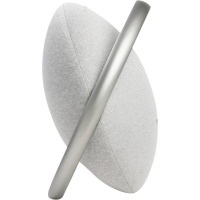 Głośnik Harman Kardon Onyx Studio 7 w kolorze szarym, ukazany z profilu, z charakterystycznym okrągłym korpusem oplecionym eleganckim aluminiowym uchwytem.