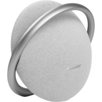 Szary głośnik bezprzewodowy Harman Kardon Onyx Studio 7 o kulistym kształcie z charakterystycznym aluminiowym uchwytem i widocznym logo marki na froncie.