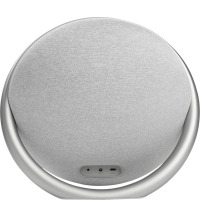 Szary głośnik Harman Kardon Onyx Studio 7 o kulistym kształcie z metalowym uchwytem, widok od tyłu na panel z wejściem AUX, zasilania oraz portem USB-C.