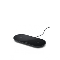 Czarna ładowarka indukcyjna Mophie Universal Wireless Dual z dwoma polami ładowania, widoczna pod kątem, z podłączonym kablem zasilającym na białym tle.